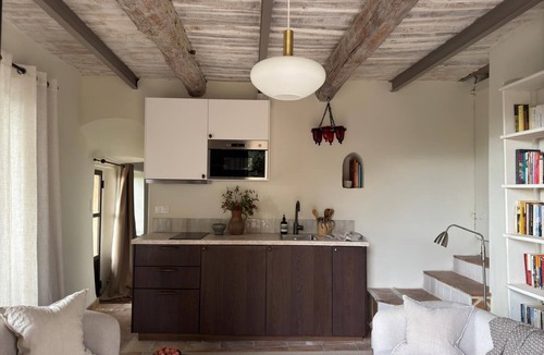 Vaugines Apartment | Cosy apartment-private garden, terrace, patio-in typical village near Lourmarin