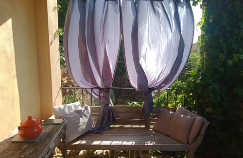 Vaugines Apartment | Cosy apartment-private garden, terrace, patio-in typical village near Lourmarin