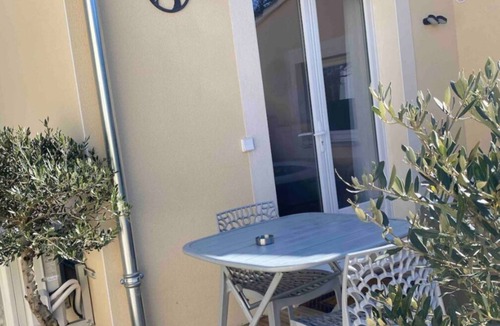 Mondragon Apartment | Cosy gites with private spas and swimming pool