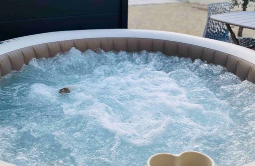 Mondragon Apartment | Cosy gites with private spas and swimming pool