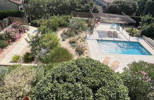 Vedene Apartment | Cottage Les Deux Pins for 4 in Provence, Avignon Festival, nature, wine route