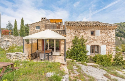 Simiane-la-Rotonde House | Cottage 'Les Buisses - Petit Gite' with Private Terrace, Shared Garden and Wi-Fi