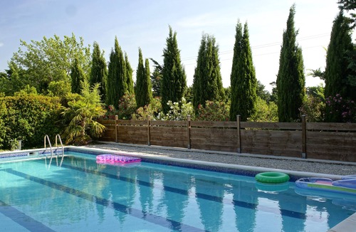 Le Thor Apartment | Country cottage with swimming pool