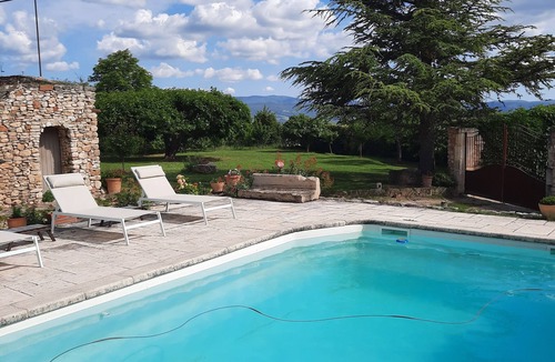 Roussillon Villa | Country house (sleeps 8, 10) in a quiet location, with a superb view of the Luberon.