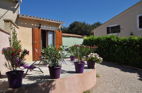 Lioux House | Courtyard terrace cliff view