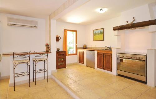 Apt House | Cozy Home In Apt With Wifi