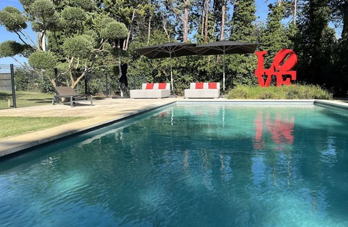 Caderousse House | Cube LOVE Room at Domine de la Franquette by Bridget & Pascal ❤️