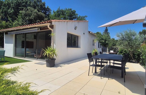 Pertuis House | Detached house with garden, private terrace and shared swimming pool.