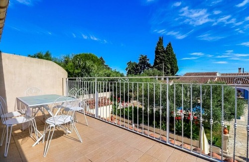 Beaucaire Apartment | Domaine des Oliviers-Apartment for 4 to 6 people with swimming pool