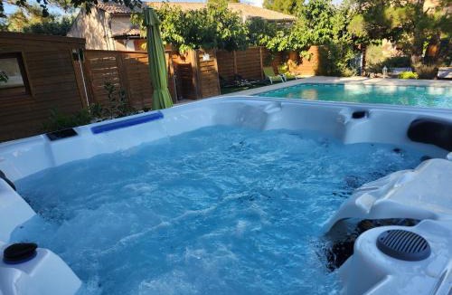 Saint-Saturnin-les-Avignon Bed & Breakfast | Domaine Les Gendalis