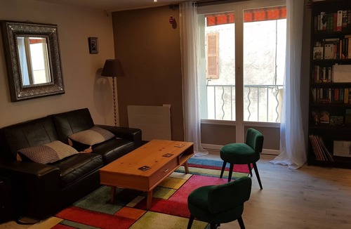 Besse-sur-Issole House | Entire townhouse, in a picturesque Provencal village