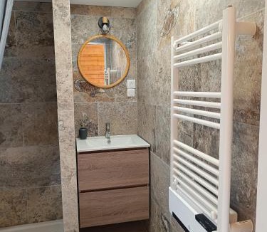 Aurons Apartment | Escapade sous les pins 20m2