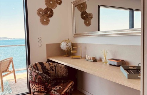 Saint-Mitre-les-Remparts Bed & Breakfast | Evasion room - mia casa
