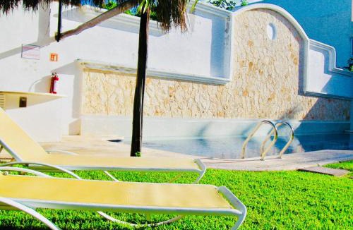 Playacar House | Executive Basic Room With Swimming Pool Air Conditioning and Parking