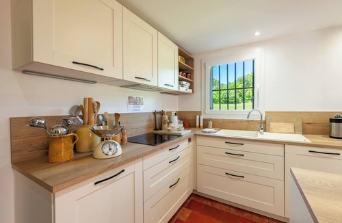 Mondragon House | Family estate with large park and swimming pool