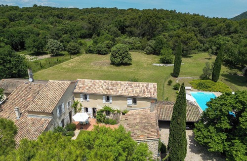 Mondragon House | Family estate with large park and swimming pool