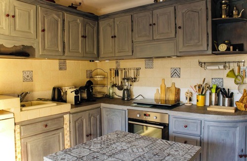 Chateauneuf-de-Gadagne House | family-friendly home