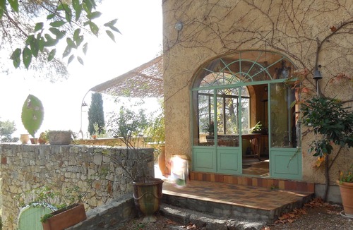 Toulon House | Family home Superb view. rented july/august 11 rooms, 8 bedrooms, sleeps 16.