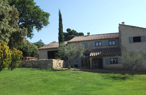 Pierrevert Apartment | Farmhouse with tradition, Provençal accommodation of the Luberon area
