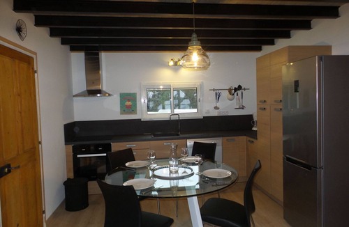 Orange Apartment | Furnished rental in the countryside 3km from orange city center, 20km from avignon