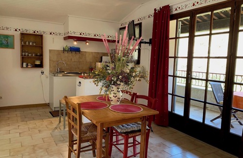 Venasque Apartment | Gîte studio with loggia in Venasque en Provence
