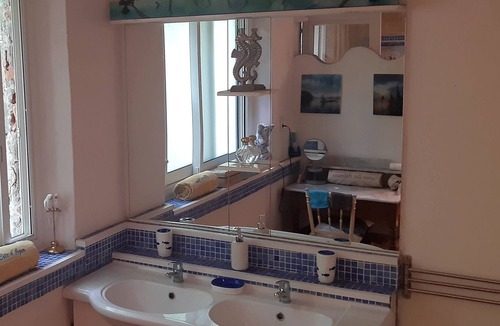 Cuers Apartment | Garden level suite located in the vineyards 19km from the beaches.