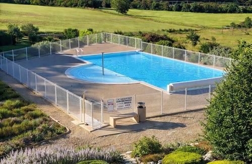 Saint-Trinit Apartment | Genièvre apartment in residence with heated pool