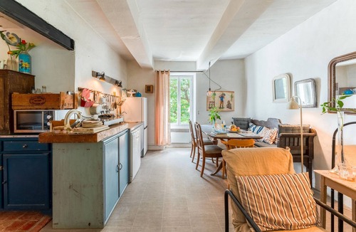 Crestet House | Gîte 37 - The Blue Flower at the Foot of Mont Ventoux