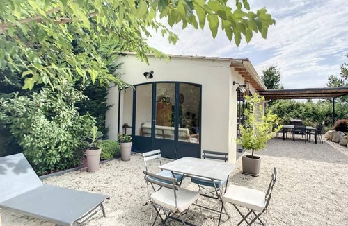 Noves Apartment | Gite au Calme Avec Piscine