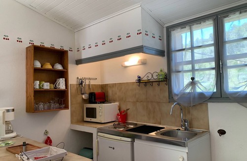 Venasque Apartment | Gîte Studio with Terrace in Venasque
