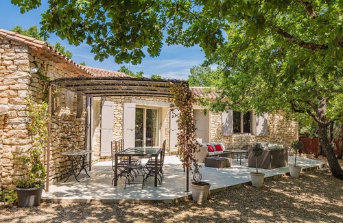 Gordes Villa | GORDES Private villa and swimming pool on enclosed land planted with trees