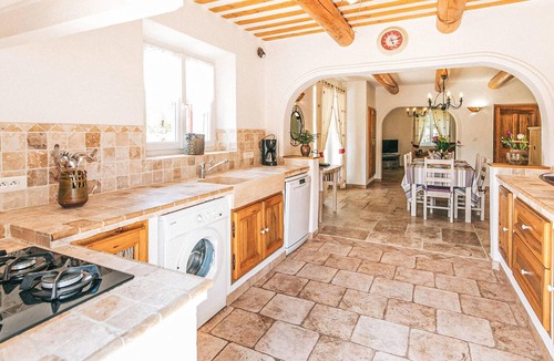 Lioux House | Gorgeous home in Lioux with WiFi