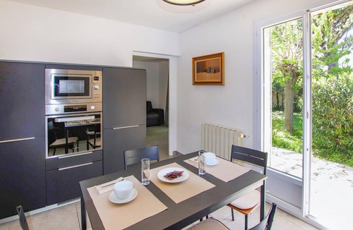 Montfavet House | Gorgeous home in Montfavet with kitchen