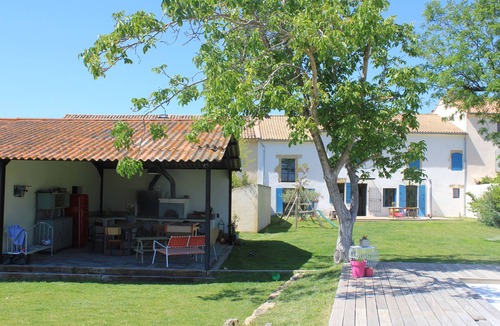 Sauveterre House | Grand mas Avec Piscine et Grand Jardin Arboré, à 10 min D'avignon