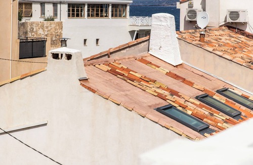 Endoume House | Granite house, feet in the water, Malmousque