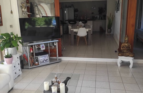 Orange Apartment | Ground floor apartment in private park