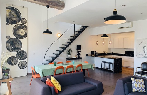 Avignon City Centre Apartment | HISTORICAL CENTER/10 PEOPLE/5 BEDROOMS/3 BATHROOMS/AIR CONDITIONING/PARKING LOT