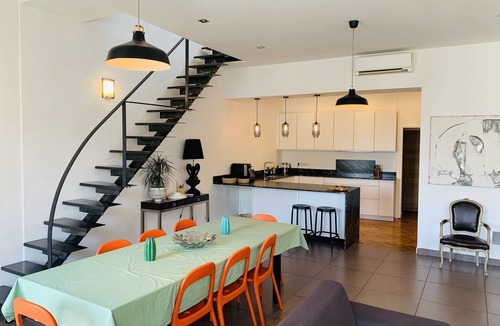 Avignon City Centre Apartment | HISTORICAL CENTER/10 PEOPLE/5 BEDROOMS/3 BATHROOMS/AIR CONDITIONING/PARKING LOT