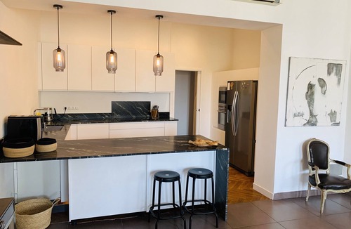 Avignon City Centre Apartment | HISTORICAL CENTER/10 PEOPLE/5 BEDROOMS/3 BATHROOMS/AIR CONDITIONING/PARKING LOT