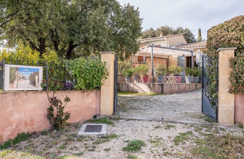 Lioux Apartment | Holiday Apartment 'Villa les Lauriers' with Mountain View & Wi-Fi