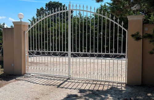 Chateauneuf-de-Gadagne House | Holiday Home 'Avec Piscine' with Private Pool, Private Garden and Wi-Fi