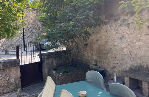 La Roque-d'Antheron House | Holiday Home 'Romaine' with Private Terrace and Wi-Fi