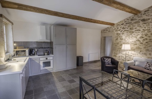 Colonzelle Cottage | Holiday Home 'Atelier' with Shared Pool, Private Garden and Wi-Fi