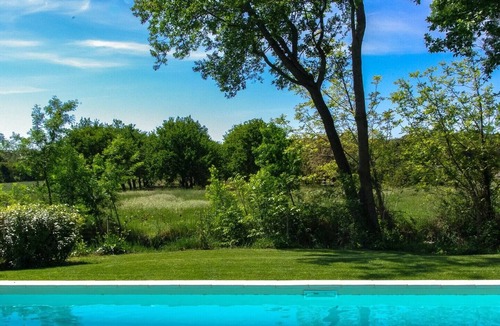 Colonzelle Cottage | Holiday Home 'Atelier' with Shared Pool, Private Garden and Wi-Fi