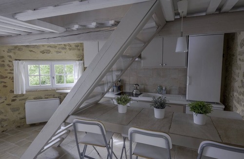 Colonzelle Cottage | Holiday Home 'Ecurie' with Shared Pool, Private Garden and Wi-Fi
