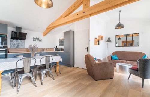Pelissanne House | Holiday Home 'Gîte Avec Piscine' with Private Pool, Wi-Fi and Air Conditioning