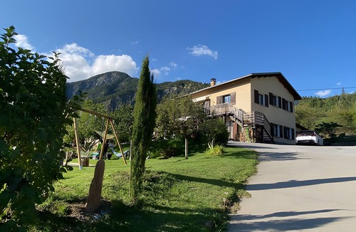 Pra Loup House | Holiday Home 'Grand Chalet Jourdan' with Mountain View, Private Terrace and Wi-Fi