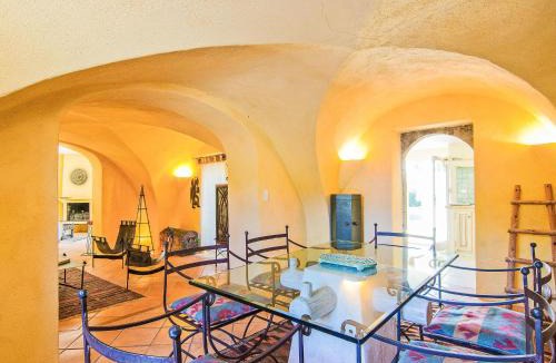 Cucuron House | Holiday Home L'Oustaou dei Figo by Interhome
