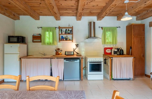 Le Thor House | Holiday Home 'La Petite Palasse' with Private Pool, Wi-Fi and Air Conditioning