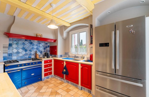 Molleges House | Holiday Home 'Les Dames De Molleges' with Mountain View, Wi-Fi and Air Conditioning